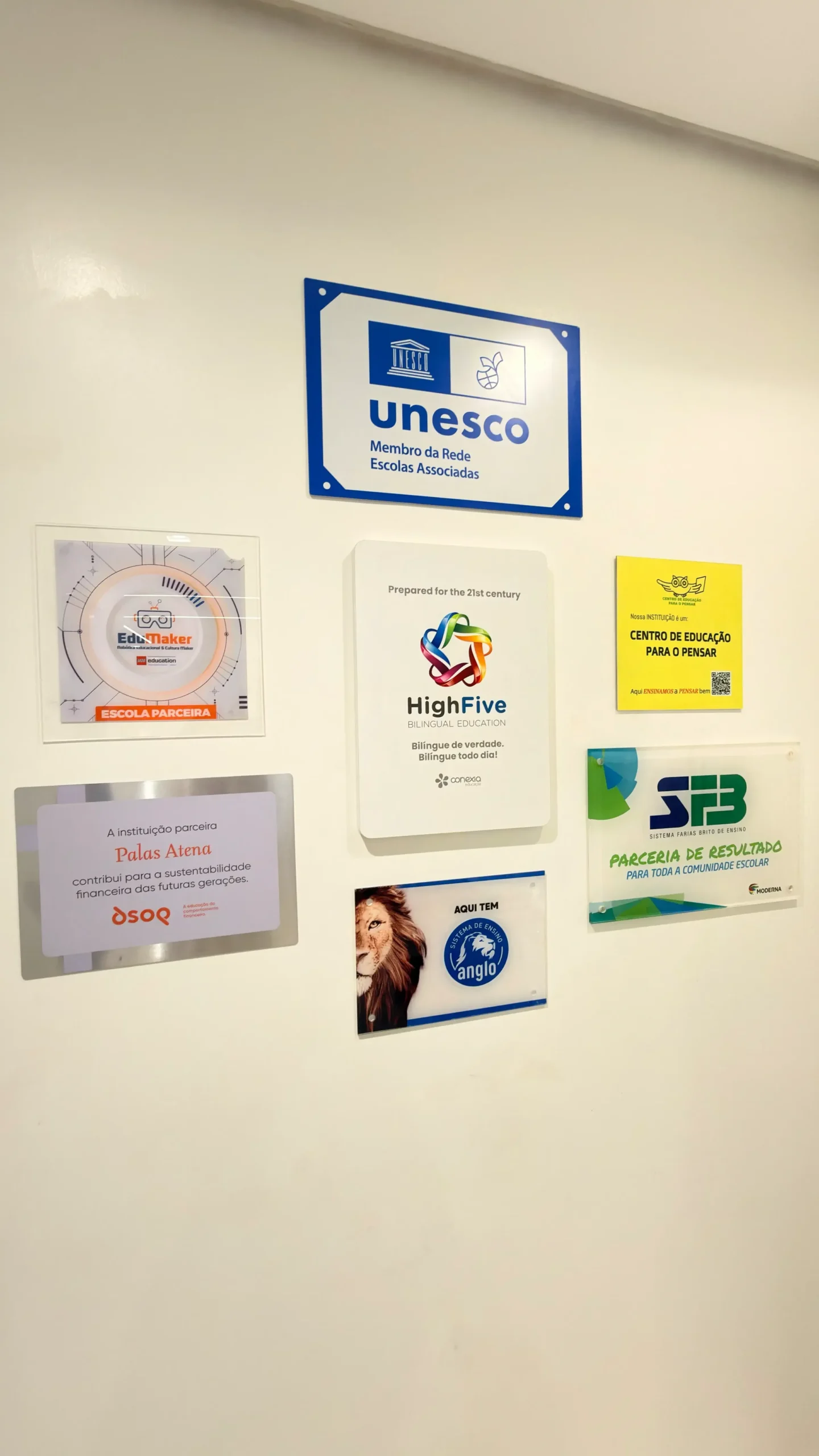 Parede de certificações do Colégio Palas Atena