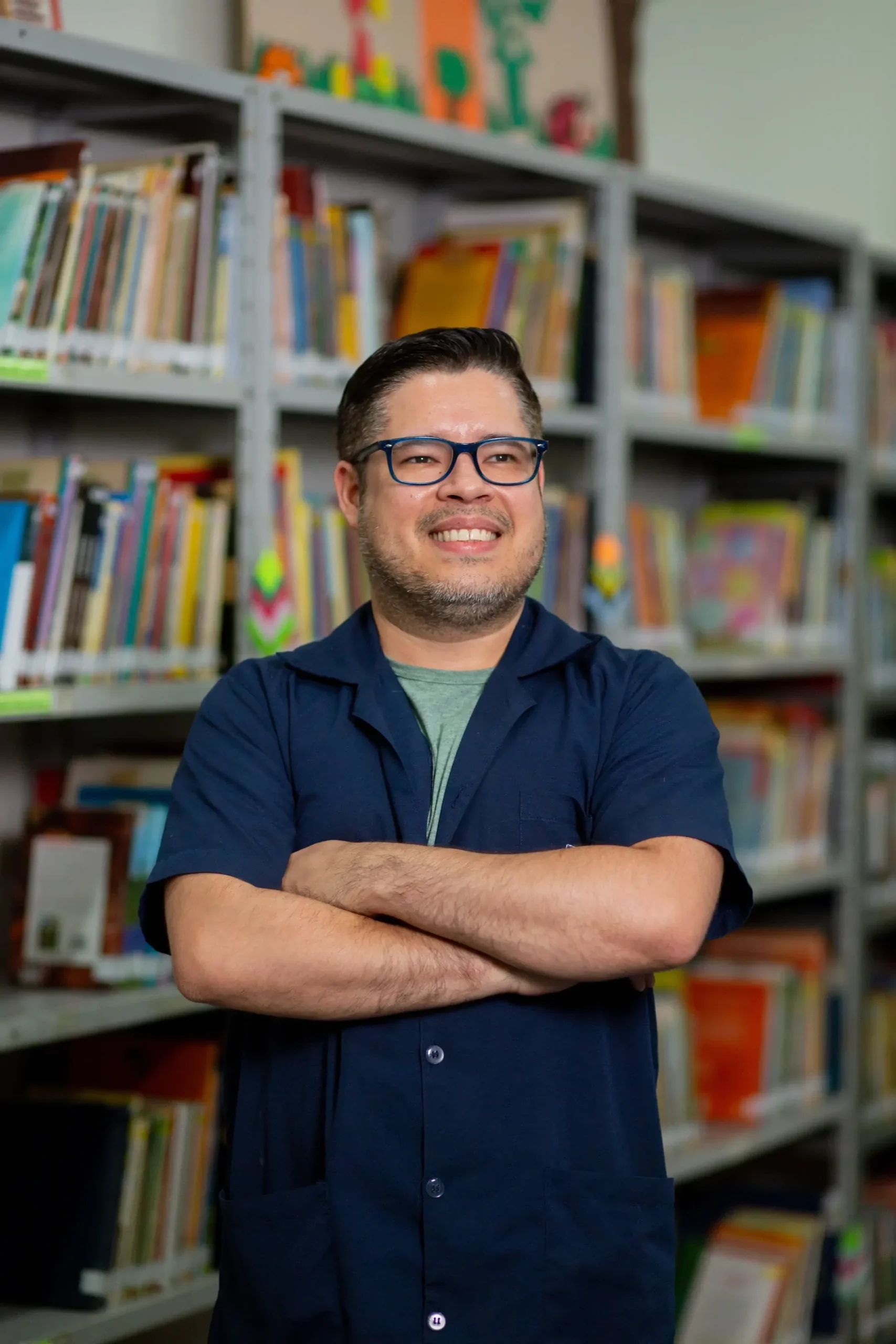 Professor do Colégio Palas Atena na biblioteca