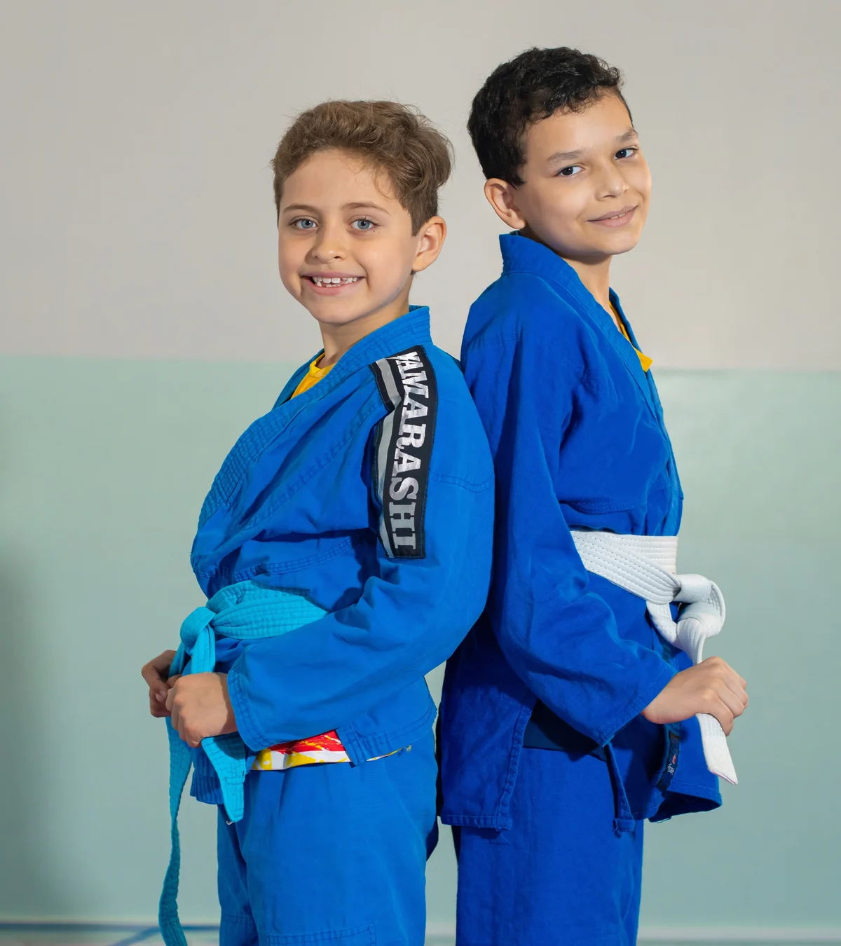 Alunos no tatame durante aula prática de artes marciais no Palas Atena
