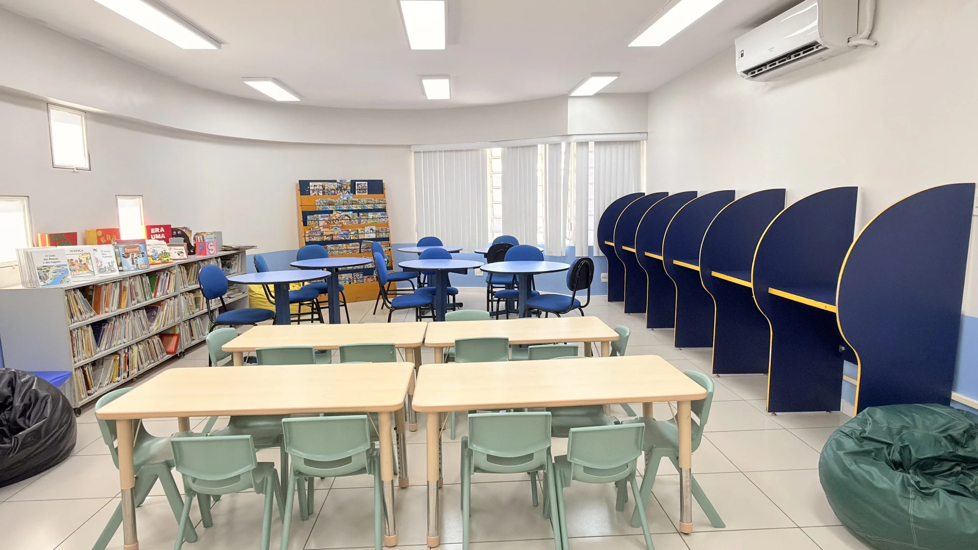 A biblioteca do Colégio Palas Atena com cabines de estudo e mesas coletivas