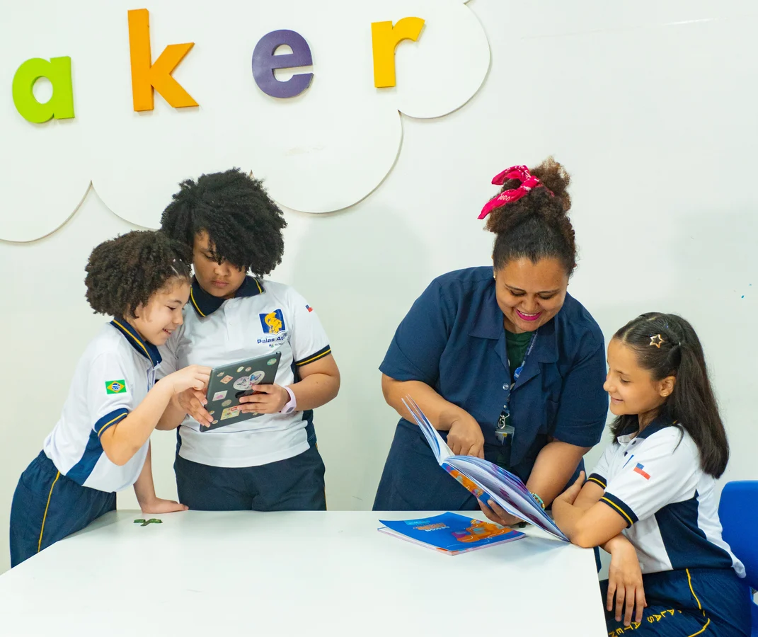 Alunos e professora no espaço maker do Colégio Palas Atena