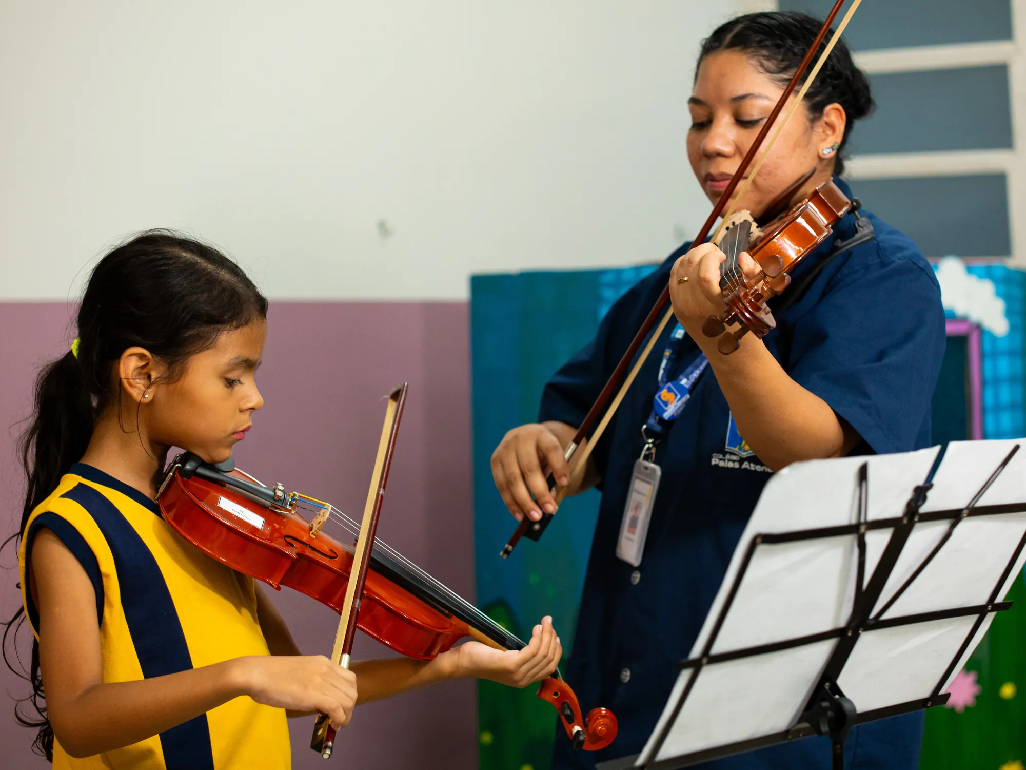 Aluna e professora do Palas Atena tocando violino
